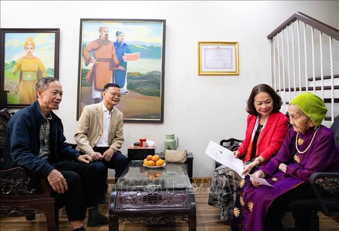 Cán bộ phường Hồng Hà trực tiếp hỗ trợ, phổ biến danh sách người ứng cử cho Mẹ Việt Nam Anh hùng Nguyễn Thị Tẹo (99 tuổi). Ảnh: Vân Chi/TTXVN phát
