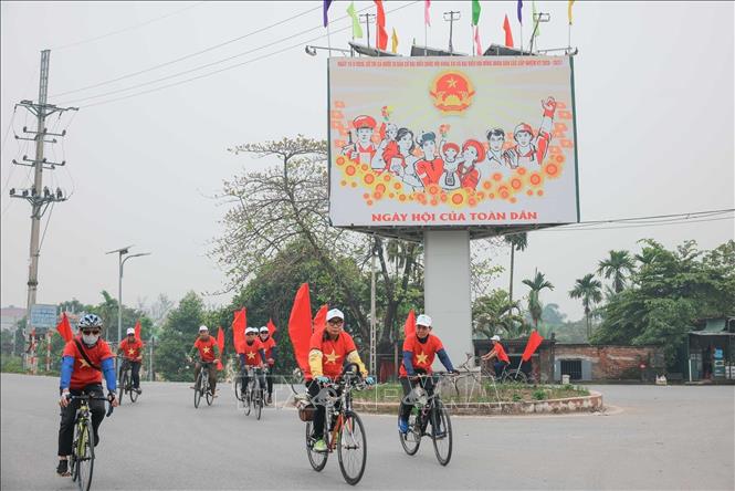 Hình thức tuyên truyền trực quan, sinh động này không chỉ tạo không khí sôi nổi mà còn nâng cao nhận thức, khơi dậy tinh thần trách nhiệm của cử tri, hướng tới ngày hội lớn của toàn dân. Ảnh: Hoàng Hiếu - TTXVN