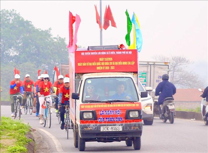 Đội tuyên truyền cổ động xã Ô Diên di chuyển qua các tuyến đường chính, khu dân cư và khu vực chợ dân sinh vào các buổi sáng, chiều từ 8-15/3. Ảnh: Lan Anh - TTXVN phát