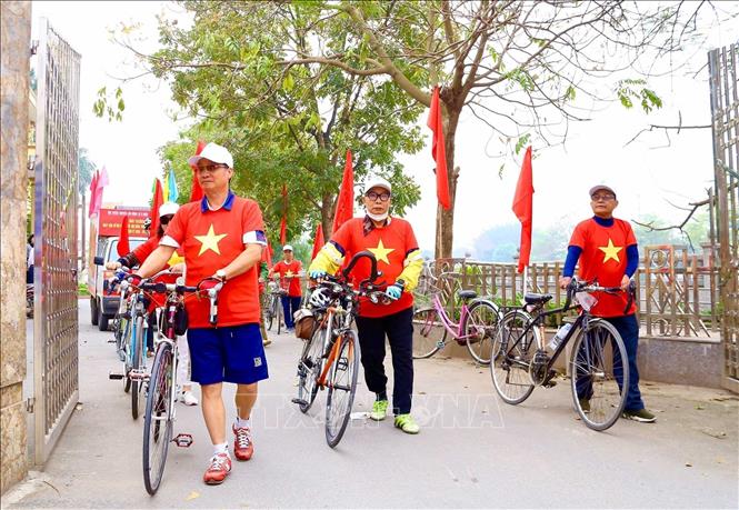 Đội tuyên truyền cổ động xã Ô Diên trước giờ đi diễu hành, cổ động. Ảnh: Lan Anh - TTXVN phát