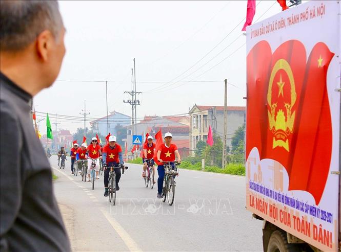 Đội tuyên truyền cổ động xã Ô Diên di chuyển qua các tuyến đường chính, khu dân cư và khu vực chợ dân sinh vào các buổi sáng, chiều từ 8-15/3. Ảnh: Lan Anh - TTXVN phát