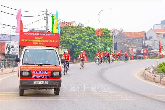 Đội tuyên truyền cổ động xã Ô Diên di chuyển qua các tuyến đường chính, khu dân cư và khu vực chợ dân sinh vào các buổi sáng, chiều từ 8-15/3. Ảnh: Lan Anh - TTXVN phát
