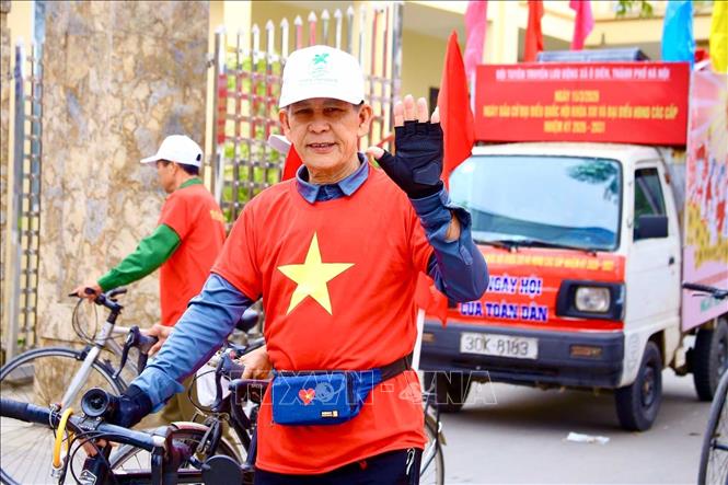 Các thành viên đội tuyên truyền lưu động xã Ô Diên trước ngày hội toàn dân. Ảnh: Lan Anh - TTXVN phát