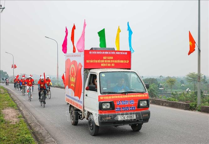 Đoàn xe tuyên truyền lưu động xã Ô Diên hoạt động tuyên truyền thông tin bầu cử từ 8-15/3. Ảnh: Hoàng Hiếu - TTXVN