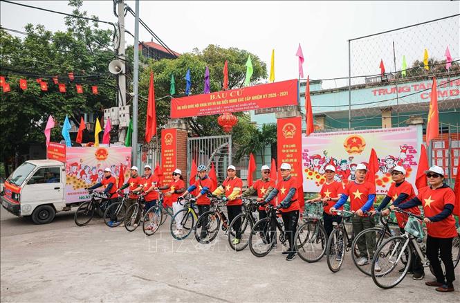 Các thành viên đội tuyên truyền lưu động xã Ô Diên trước ngày hội toàn dân. Ảnh: Hoàng Hiếu - TTXVN