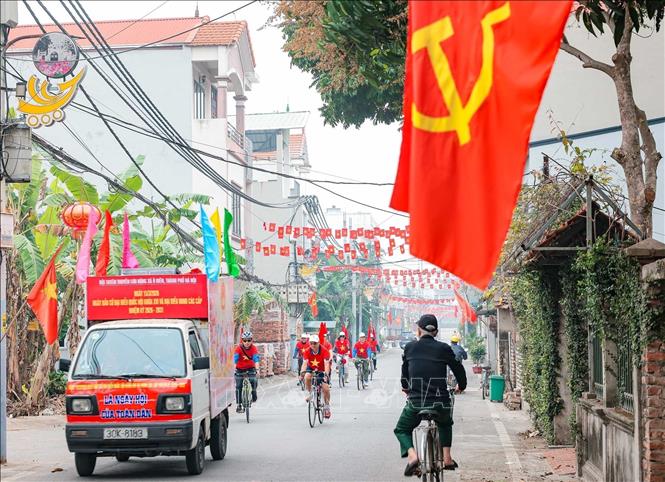 Đoàn xe tuyên truyền lưu động di chuyển qua các tuyến đường chính, khu dân cư và khu vực chợ dân sinh vào các buổi sáng, chiều từ ngày 8/3 đến ngày bầu cử. Ảnh: Hoàng Hiếu - TTXVN