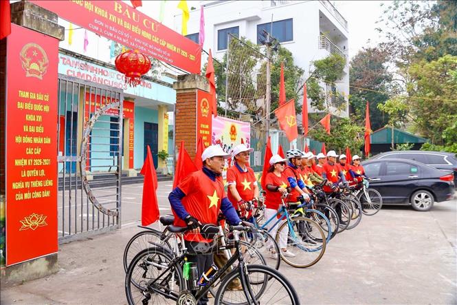 Các thành viên đội tuyên truyền lưu động xã Ô Diên đi tuyên truyền, cổ động cho ngày bầu cử. Ảnh: Lan Anh - TTXVN phát