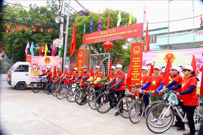 Các thành viên đội tuyên truyền lưu động xã Ô Diên trước ngày hội toàn dân. Ảnh: Lan Anh - TTXVN phát