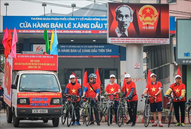Các thành viên đội tuyên truyền lưu động xã Ô Diên trước ngày hội toàn dân. Ảnh: Hoàng Hiếu - TTXVN
