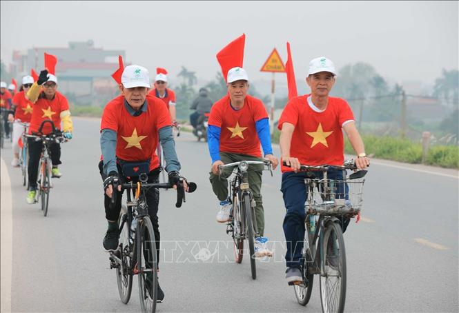 Các thành viên lớn tuổi thuộc tổ tuyên tuyền lưu động xã Ô Diên. Ảnh: Hoàng Hiếu - TTXVN