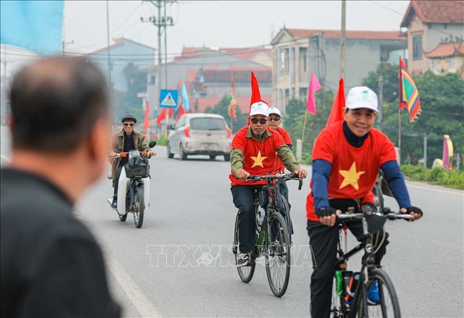 Đoàn xe tuyên truyền lưu động đi qua các tuyến đường chính, khu dân cư, chợ dân sinh... nhằm tuyên truyền thông tin bầu cử. Ảnh: Hoàng Hiếu - TTXVN