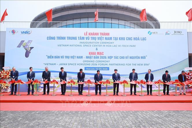 Thủ tướng Phạm Minh Chính và các đại biểu cắt băng khánh thành công trình Trung tâm vũ trụ Việt Nam tại Khu Công nghệ cao Hoà Lạc. Ảnh: Dương Giang-TTXVN 