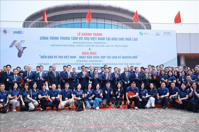 Thủ tướng Phạm Minh Chính với các đại biểu dự khánh thành công trình Trung tâm vũ trụ Việt Nam tại Khu Công nghệ cao Hoà Lạc. Ảnh: Dương Giang-TTXVN 