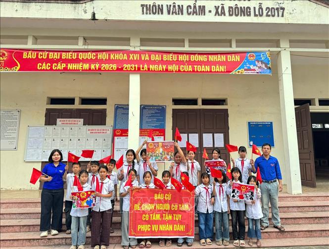 Đoàn viên, học sinh tham gia hoạt động tuyên truyền trực quan tại Nhà văn hóa thôn, góp phần nâng cao nhận thức của người dân về quyền và nghĩa vụ bầu cử. Ảnh: Đồng Thúy-TTXVN