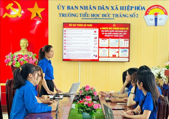Đoàn viên thanh niên xã Hiệp Hòa tổ chức tuyên truyền, phổ biến quy trình và các bước bỏ phiếu bầu cử. Ảnh: Đồng Thúy-TTXVN