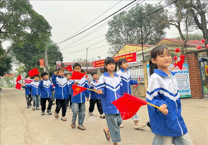 Học sinh tham gia diễu hành cổ động trên các tuyến đường, tạo không khí sôi nổi hướng tới ngày hội bầu cử của toàn dân. Ảnh: Đồng Thúy-TTXVN