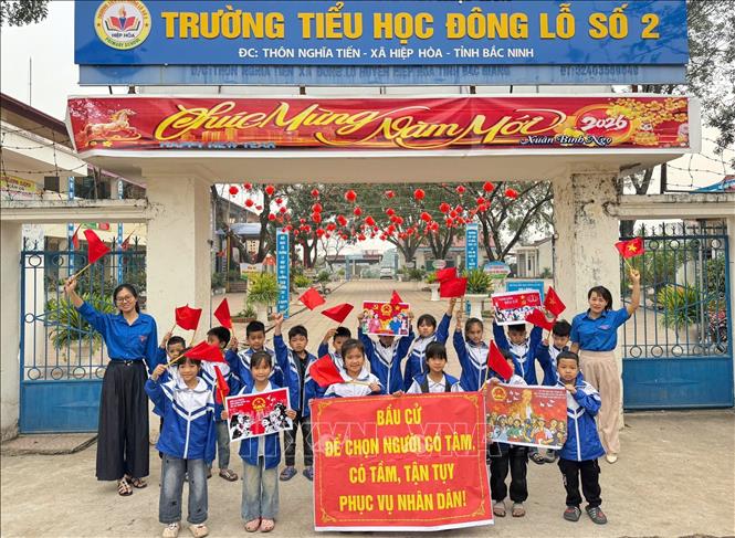 Giáo viên và học sinh Trường Tiểu học Đông Lỗ số 2 tham gia hoạt động tuyên truyền cổ động, lan tỏa không khí phấn khởi hướng tới ngày bầu cử. Ảnh: Đồng Thúy-TTXVN
