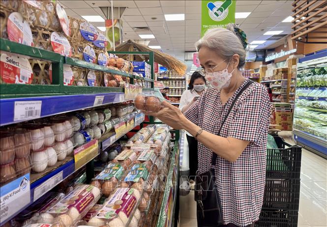 Các doanh nghiệp trứng gia cầm trên địa bàn Thành phố Hồ Chí Minh chạy nhiều chương trình khuyến mãi, giảm giá. Ảnh: Hương Giang - TTXVN