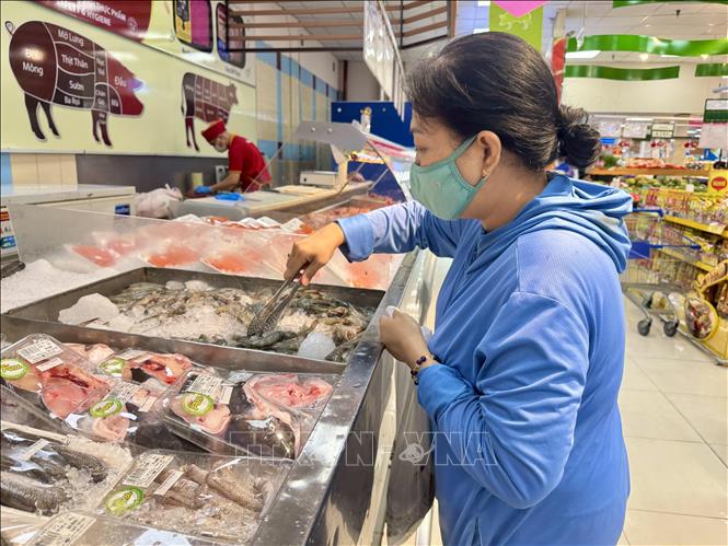 Người dân mua sắm hải sản tại siêu thị Co.opmart Thành phố Hồ Chí Minh. Ảnh: Hương Giang - TTXVN