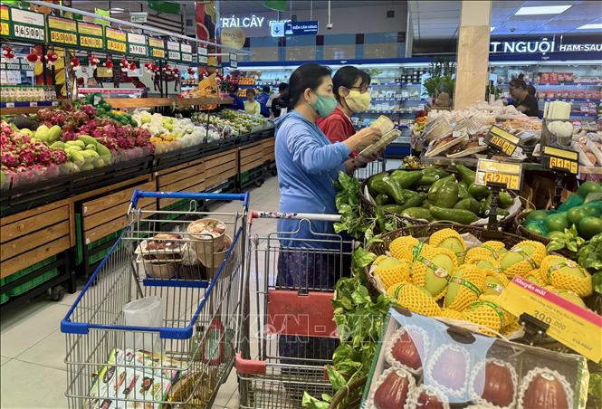 Người dân mua sắm tại siêu thị Co.opmart Thành phố Hồ Chí Minh. Ảnh: Hương Giang - TTXVN