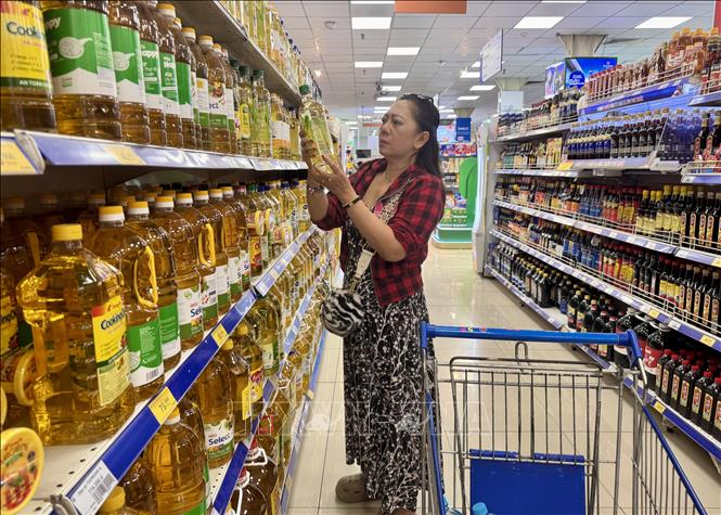 Dầu ăn là một trong những mặt hàng có nhiều ưu đãi hấp dẫn tại siêu thị Co.opmart trên địa bàn Thành phố Hồ Chí Minh. Ảnh: Hương Giang - TTXVN