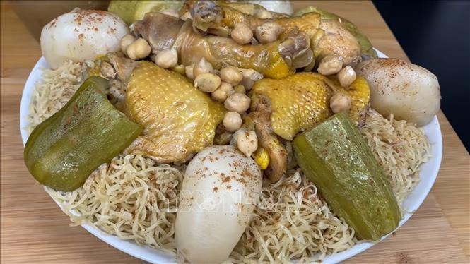 Bày món ăn hoàn chỉnh và thưởng thức. Ảnh: Nguyễn An - PV TTXVN tại Algeria