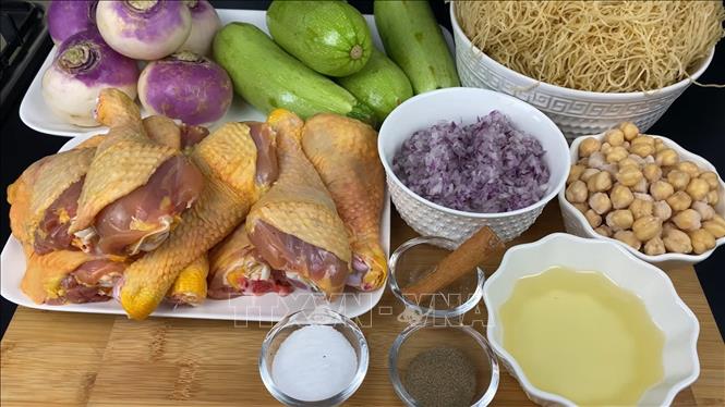 Nguyên liệu nấu mì thường có từ 2 loại rau, thịt gà, mì sợi, hành tím, đậu gà, gia vị. Ảnh: Nguyễn An - PV TTXVN tại Algeria