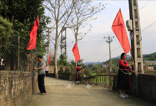 Khu vực bỏ phiếu số 23 xã Yên Bình tích cực trang trí, khánh tiết khu vực bầu cử. Ảnh: Tuấn Anh - TTXVN