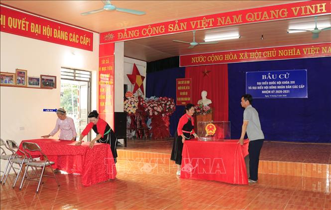 Tích cực cho công tác chuẩn bị ở Khu vực bỏ phiếu số 23 xã Yên Bình. Ảnh: Tuấn Anh - TTXVN