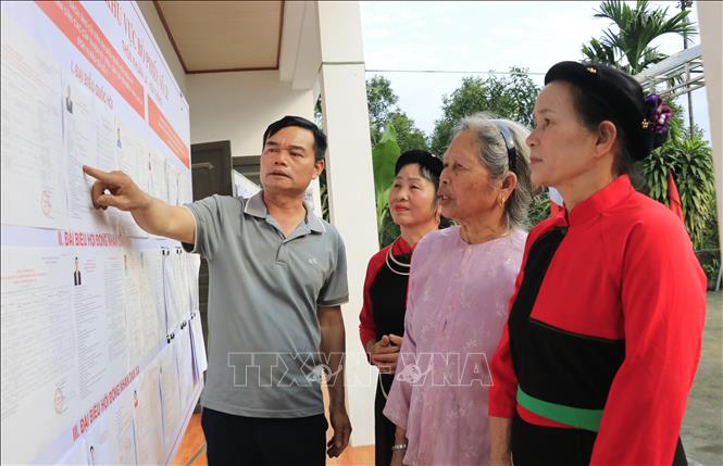 Người dân được Bí thư chi bộ thôn Yên Thắng, xã Yên Bình giới thiệu các đại biểu ứng cử. Ảnh: Tuấn Anh - TTXVN