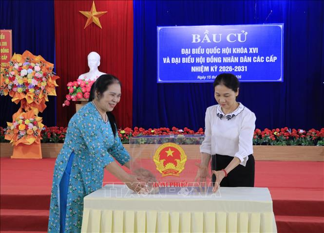 Khu vực bỏ phiếu số 6, xã Yên Bình chuẩn bị hòm phiếu cho ngày bầu cử. Ảnh: Tuấn Anh - TTXVN