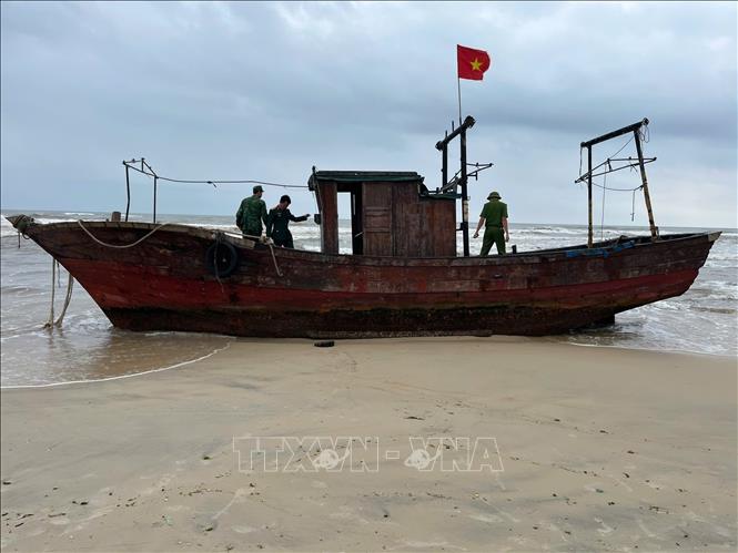 Tàu cá phát hiện tại bãi biển thôn Thử Luật, xã Vĩnh Hoàng (Quảng Trị) bị hư hỏng nặng. Ảnh: TTXVN phát