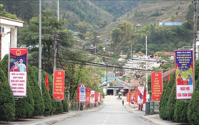 Khẩu hiệu tuyên truyền về bầu cử được trang trí khắp các tuyến đường tỉnh Lào Cai. Ảnh: Tuấn Anh - TTXVN