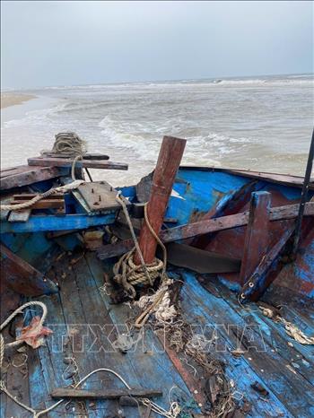 Phần mũi và sàn tàu cá bị hư hỏng nặng. Ảnh: TTXVN phát