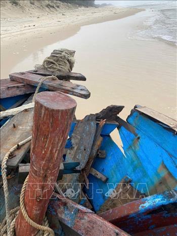 Phần mũi và sàn tàu cá bị hư hỏng nặng. Ảnh: TTXVN phát