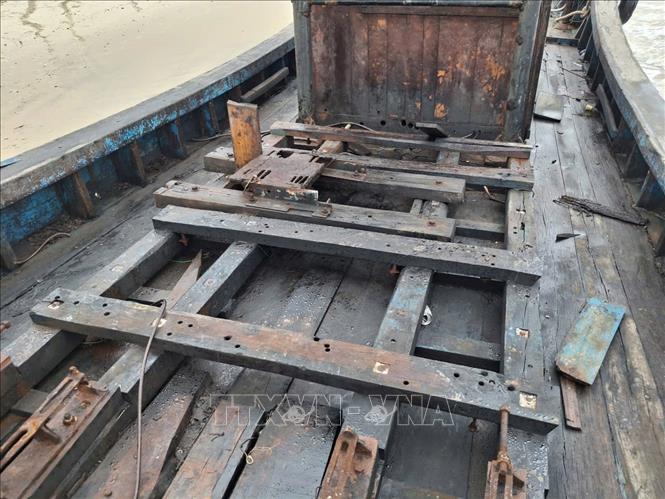 Phần mũi và sàn tàu cá bị hư hỏng nặng. Ảnh: TTXVN phát