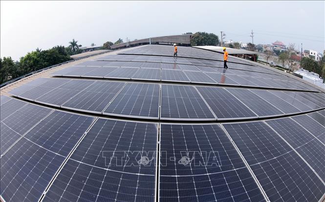 Kiểm tra hệ thống điện mặt trời tại Công ty Maxport Limited Thái Bình, xã Tân Thuận, Hưng Yên. Ảnh: Trần Việt - TTXVN