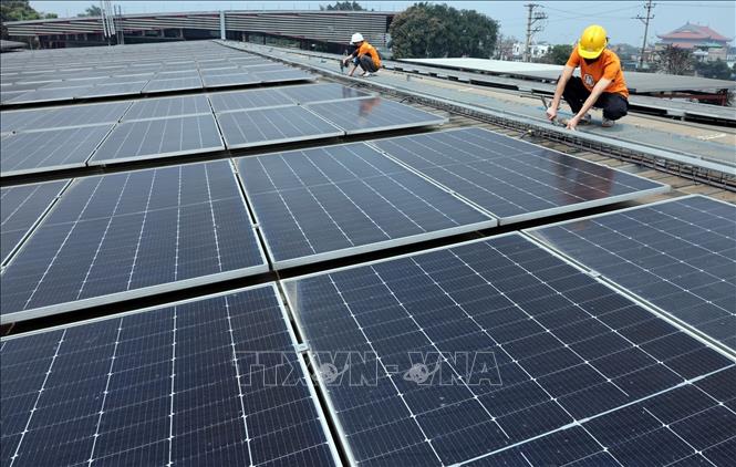 Bảo dưỡng hệ thống điện mặt trời tại Công ty Maxport Limited Thái Bình, xã Tân Thuận, Hưng Yên. Ảnh: Trần Việt - TTXVN