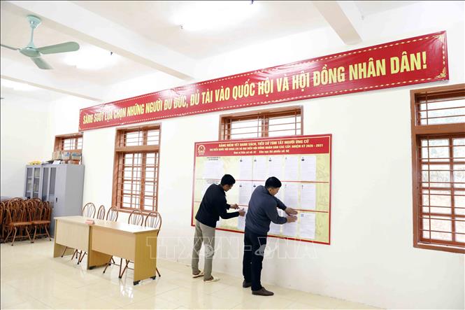 Niêm yết danh sách, tiểu sử tóm tắt của người ứng cử đại biểu Quốc hội khóa XVI và đại biểu HĐND các cấp nhiệm kỳ 2026-2031 tại khu vực bỏ phiếu số 02, đơn vị bầu cử số 01, bản Thống Nhất, xã Mường Sại (Sơn La). Ảnh: Quang Quyết - TTXVN