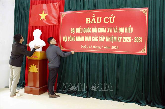 Thành viên Tổ bầu cử chỉnh trang khu vực bỏ phiếu số 02, đơn vị bầu cử số 01, bản Thống Nhất, xã Mường Sại (Sơn La). Ảnh: Quang Quyết - TTXVN