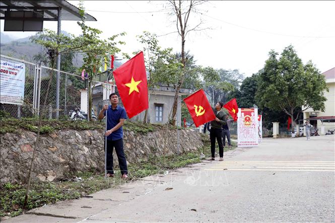 Xã Mường Sại (Sơn La) được trang hoàng rực rỡ cờ Tổ quốc, băng rôn, áp phích, tranh cổ động, sẵn sàng cho ngày hội lớn của đất nước. Ảnh: Quang Quyết - TTXVN