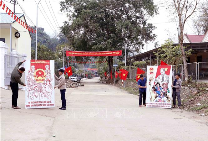 Xã Mường Sại (Sơn La) được trang hoàng rực rỡ cờ Tổ quốc, băng rôn, áp phích, tranh cổ động, sẵn sàng cho ngày hội lớn của đất nước. Ảnh: Quang Quyết - TTXVN