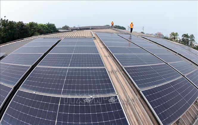 Kiểm tra hệ thống điện mặt trời tại Công ty Maxport Limited Thái Bình, xã Tân Thuận, Hưng Yên. Ảnh: Trần Việt - TTXVN