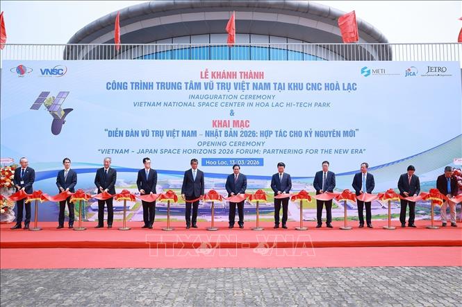 Prime Minister Pham Minh Chinh and delegates at the inauguration ceremony of the Vietnam Space Centre. VNA Photo: Dương Giang