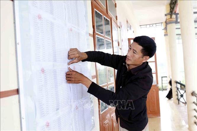 Niêm yết danh sách cử tri tại khu vực bỏ phiếu số 02, đơn vị bầu cử số 01, bản Thống Nhất, xã Mường Sại (Sơn La). Ảnh: Quang Quyết - TTXVN