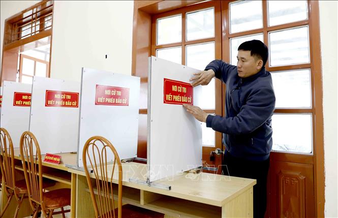 Trang trí nơi cử tri viết phiếu bầu cử tại khu vực bỏ phiếu số 02, đơn vị bầu cử số 01, bản Thống Nhất, xã Mường Sại (Sơn La). Ảnh: Quang Quyết - TTXVN