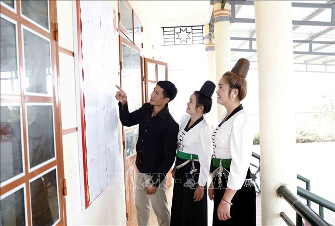 Danh sách cử tri đã được niêm yết tại khu vực bỏ phiếu số 02, đơn vị bầu cử số 01, bản Thống Nhất, xã Mường Sại (Sơn La). Ảnh: Quang Quyết - TTXVN