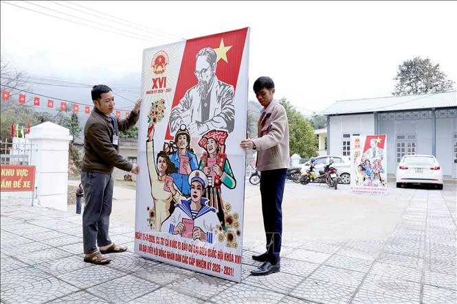 Cán bộ, viên chức xã Mường Sại (Sơn La) trang trí tranh cổ động tại trụ sở xã, sẵn sàng cho ngày hội lớn của đất nước. Ảnh: Quang Quyết - TTXVN