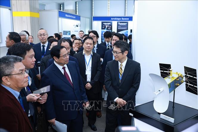Prime Minister Pham Minh Chinh visits an exhibition as part of the Vietnam–Japan Space Horizons 2026 Forum. VNA Photo: Dương Giang