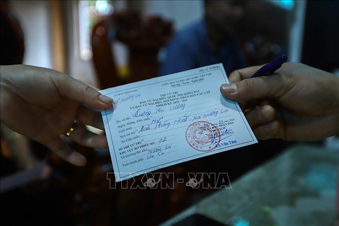 Phát thẻ cho cử tri tại khu vực bỏ phiếu số 02, đơn vị bầu cử số 01, bản Thống Nhất, xã Mường Sại (Sơn La). Ảnh: Trọng Đạt - TTXVN